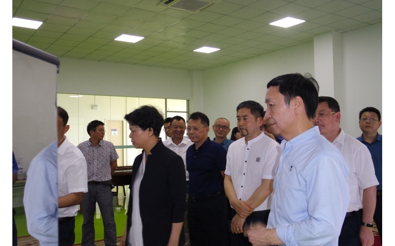 市委副書記、市長(zhǎng)張迎春走訪智能制造企業(yè)，來(lái)我司調(diào)研，與我司高層領(lǐng)導(dǎo)親切會(huì)面。